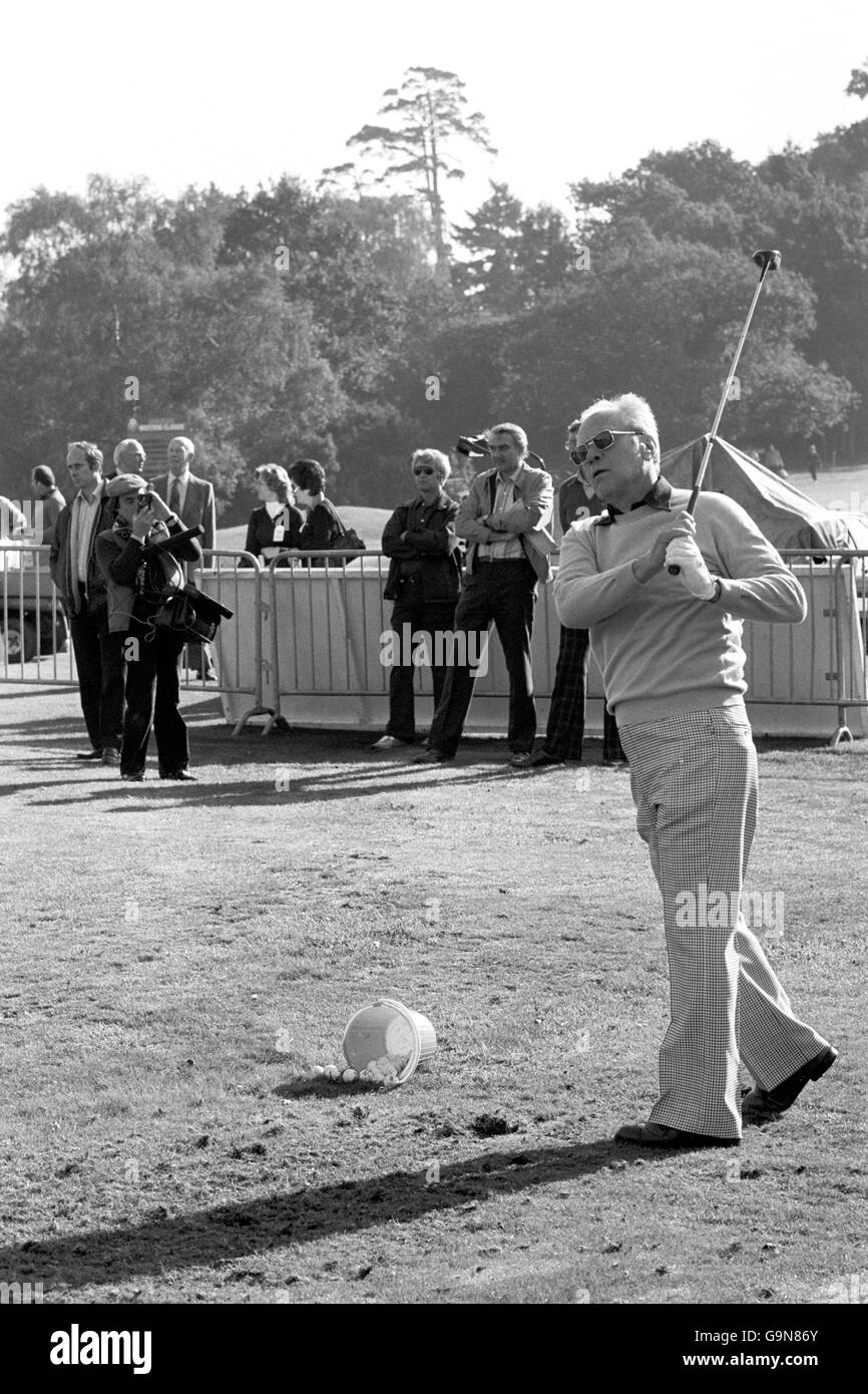 L'ancien président des États-Unis Gerald Ford travaille sur son swing au parcours de golf de Moor Park pendant la pratique pour le Bob Hope British Classic dans lequel il est en compétition. Banque D'Images