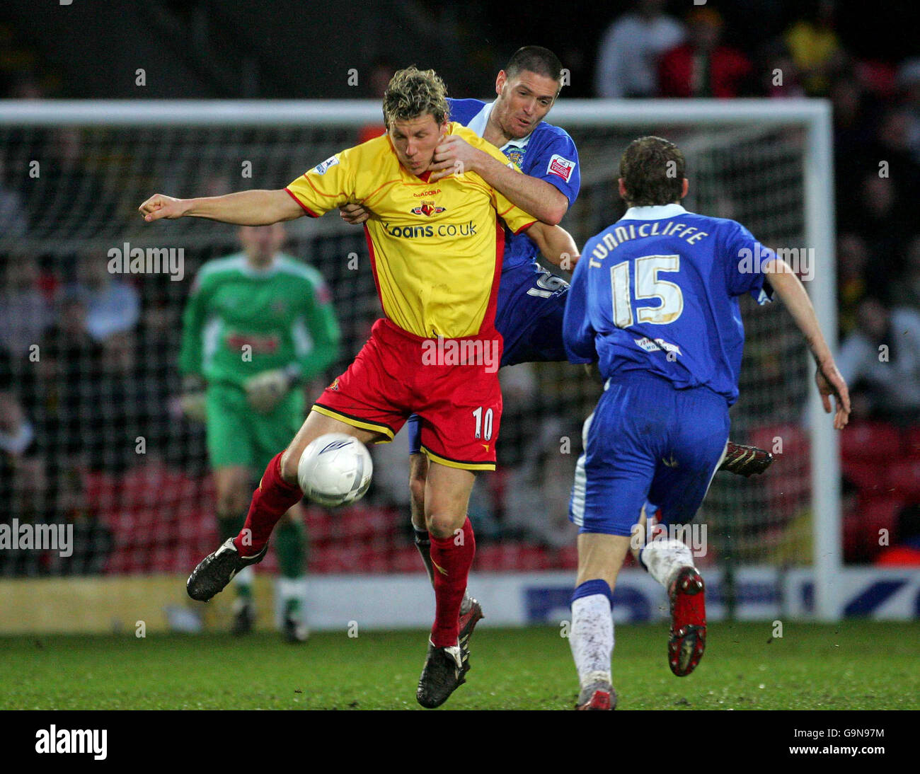 Darius Henderson de Watford (à gauche) et Gareth Owen du comté de Stockport pendant le troisième match rond de la coupe FA à Vicarage Road, Watford. Banque D'Images