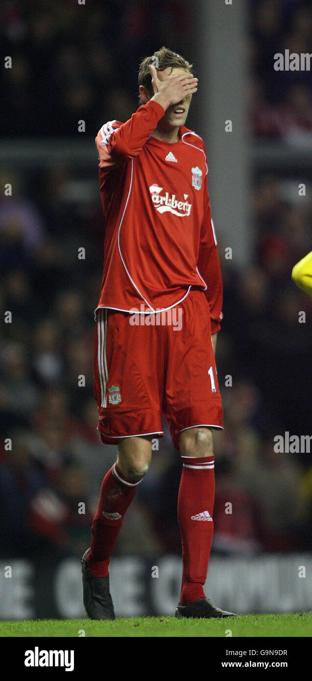 Peter Crouch de Liverpool montre son éjection lors du troisième tour de la coupe FA contre Arsenal à Anfield, Liverpool. Banque D'Images