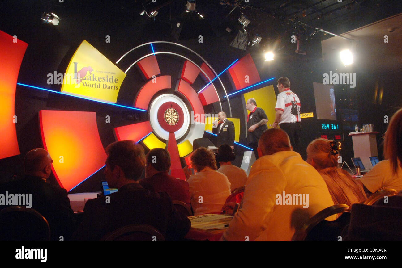 Vue générale du match entre Martin Adams et Ted Hankey en Angleterre lors du Lakeside World Professional Darts Championship à Frimley Green, Londres. Banque D'Images