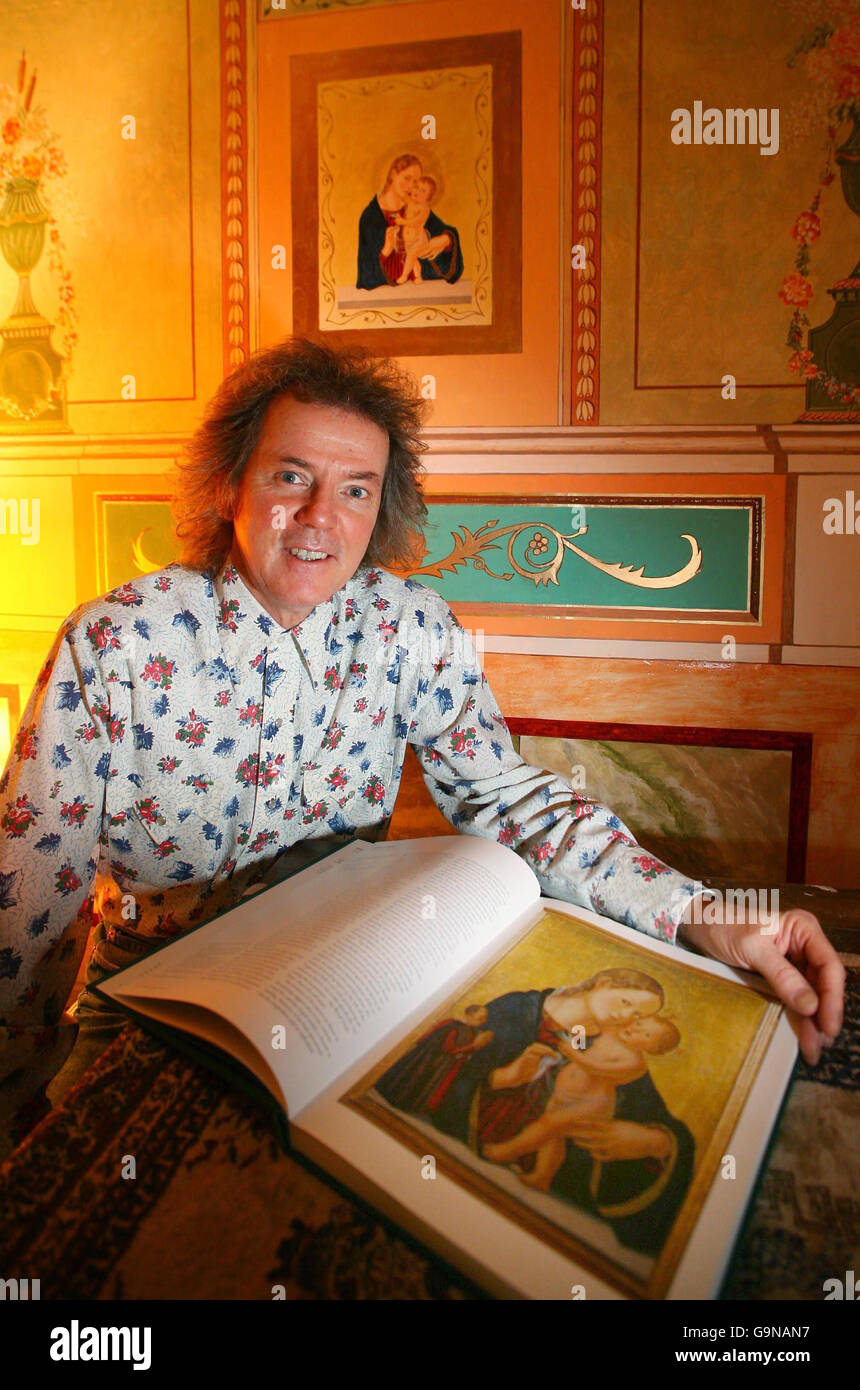 Le peintre et décorateur Robert Burns, 59 ans, est assis dans le salon de son conseil des années 1960 à Brighton, dans l'est du Sussex, qu'il a transformé en reproduisant fidèlement les œuvres de maîtres peintres de la Renaissance dans presque toutes les pièces. Banque D'Images