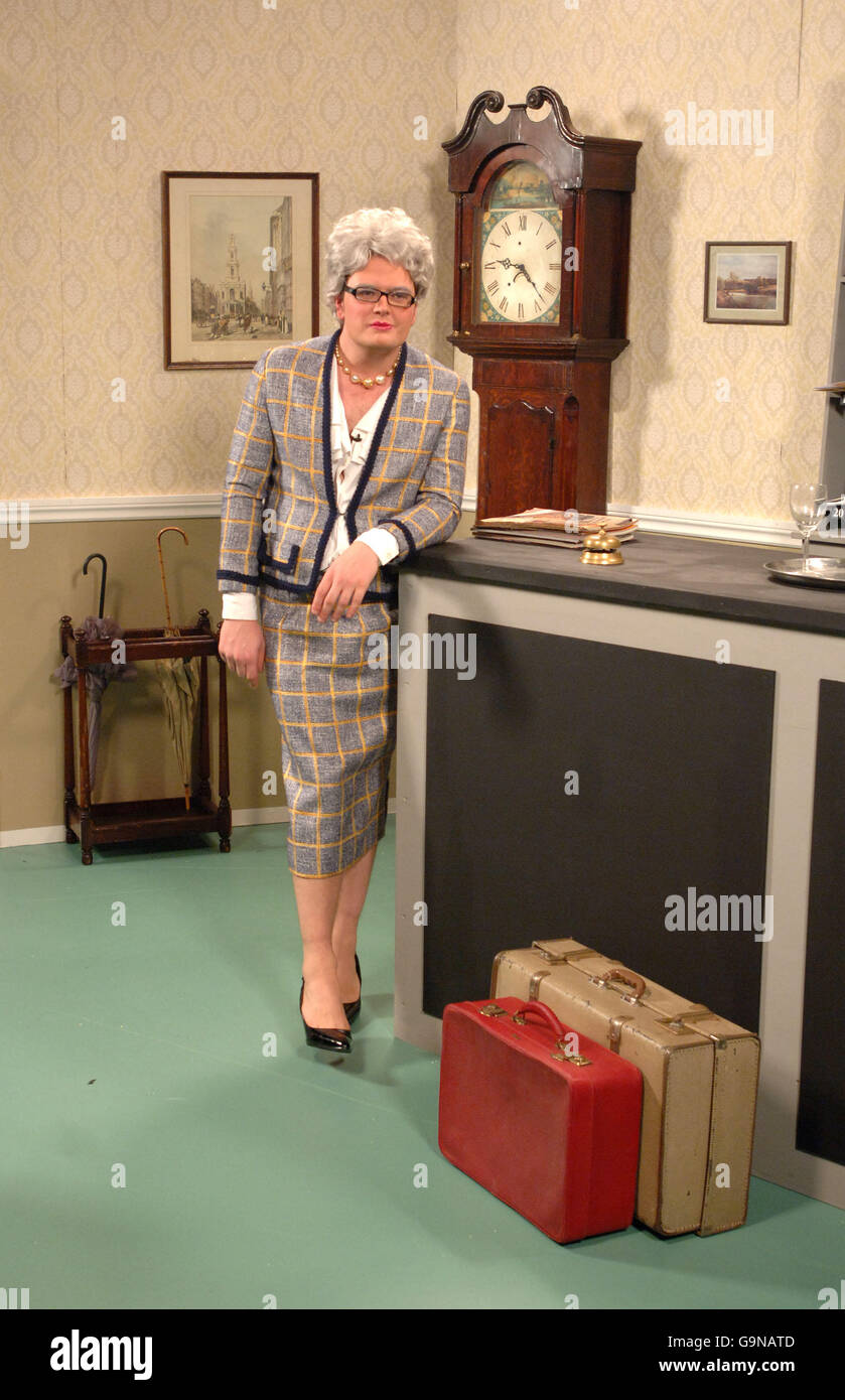 Alan Carr (jouant Sybil) dans un spoof Fawlty Towers pour le projet Friday Night (TX : 2300 Friday, 12 January, 2007, Channel 4) aux studios LWT du sud de Londres. Banque D'Images