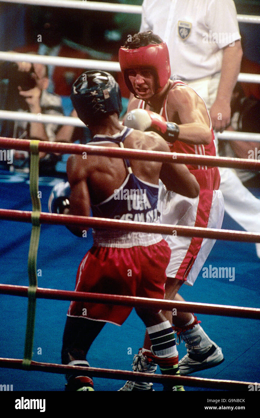 Boxe - Jeux Olympiques de Barcelone 1992 - Division de poids-mants - finale - Wayne McCullough / Joel Casamayor.Wayne McCullough (r) Jabs de l'Irlande au Joel Casamayor (l) de Cuba Banque D'Images