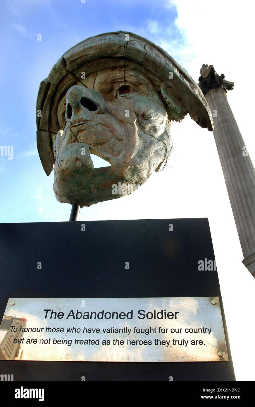La tête d'un soldat géant érigée par un groupe de soldats vétérans de divers conflits à Trafalgar Square, dans le centre de Londres, lors d'un événement organisé par la National Gulf Veterans and Families Association. Banque D'Images