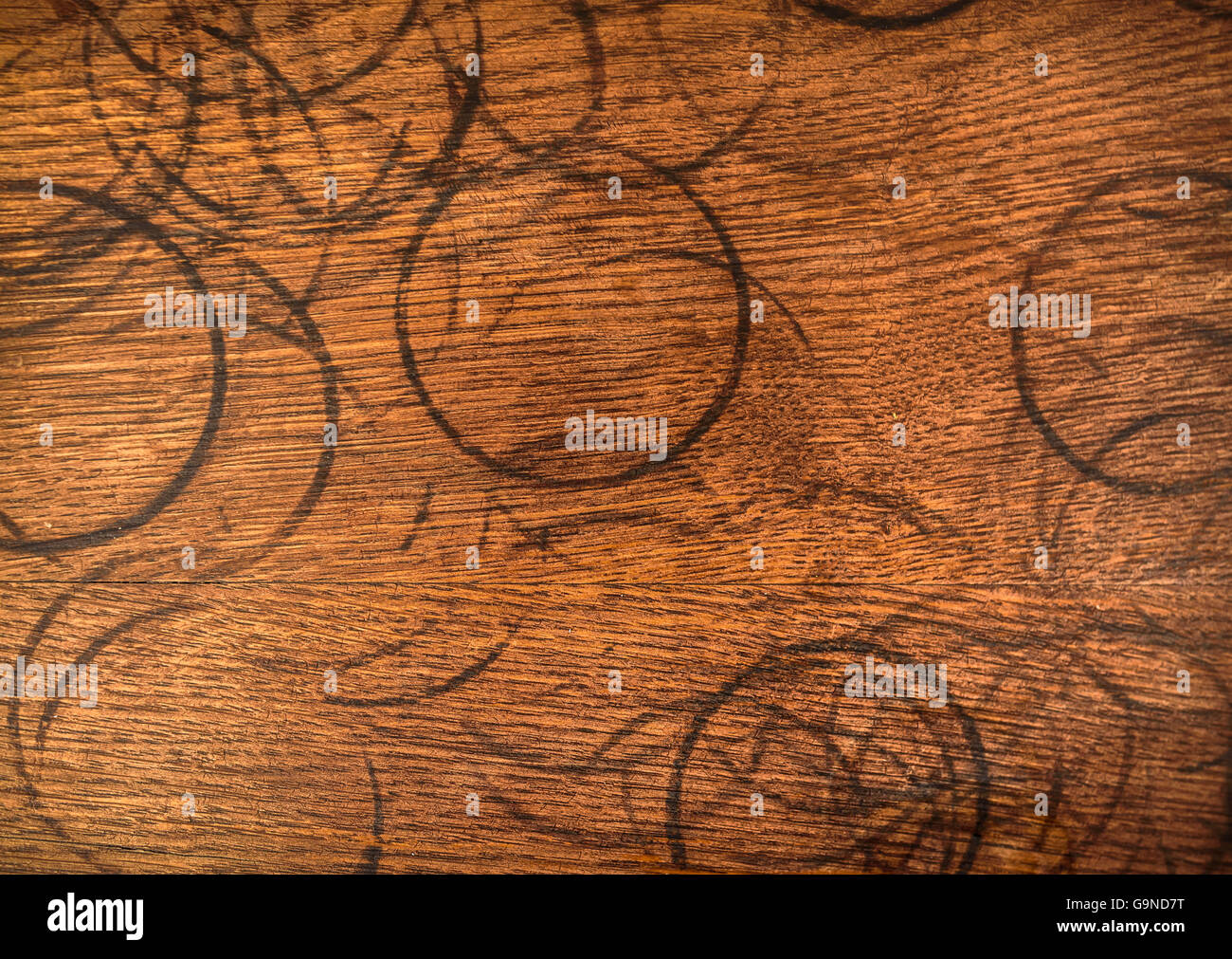 Les taches de café sur une surface en bois. Banque D'Images