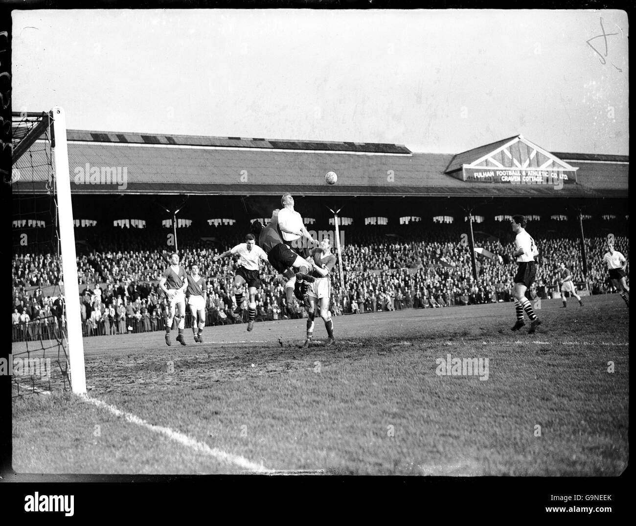 Gordon Banks, gardien de but de Leicester City (quatrième l), poinçons à l'écart de Maurice Cook de Fulham (cinquième l), sous la surveillance de son coéquipier Colin Appleton (sixième l) Banque D'Images