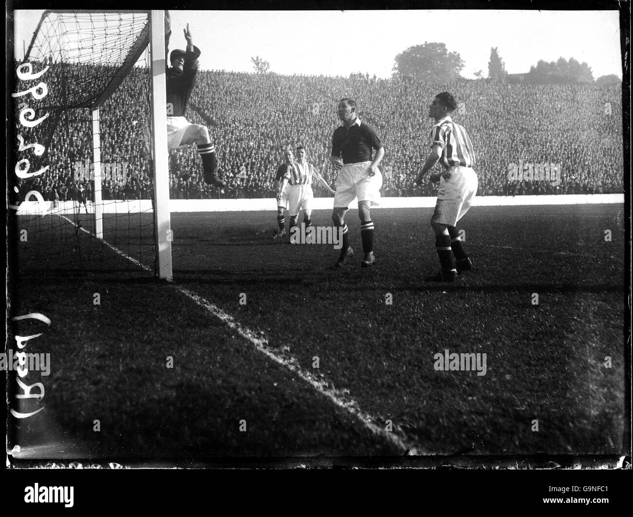 Charlton Athletic's Bert Turner (deuxième r) Et Harry Jones (r), de West Bromwich Albion, regarde Charlton Athletic Le gardien de but Sam Bartram (l) fait passer le ballon au-dessus du bar Banque D'Images