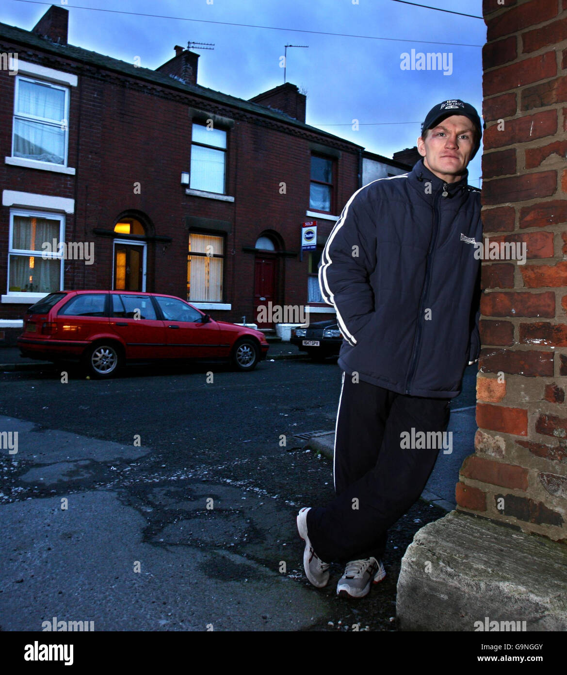 Ricky Hatton pose pour le photographe à l'extérieur du Billy 'The Preacher' Graham Gym à Denton, dans le Grand Manchester, en préparation à son combat à Las Vegas le samedi 20 janvier, contre Juan Urango à l'hôtel et casino de Paris Las Vegas, Las Vegas, États-Unis. Banque D'Images