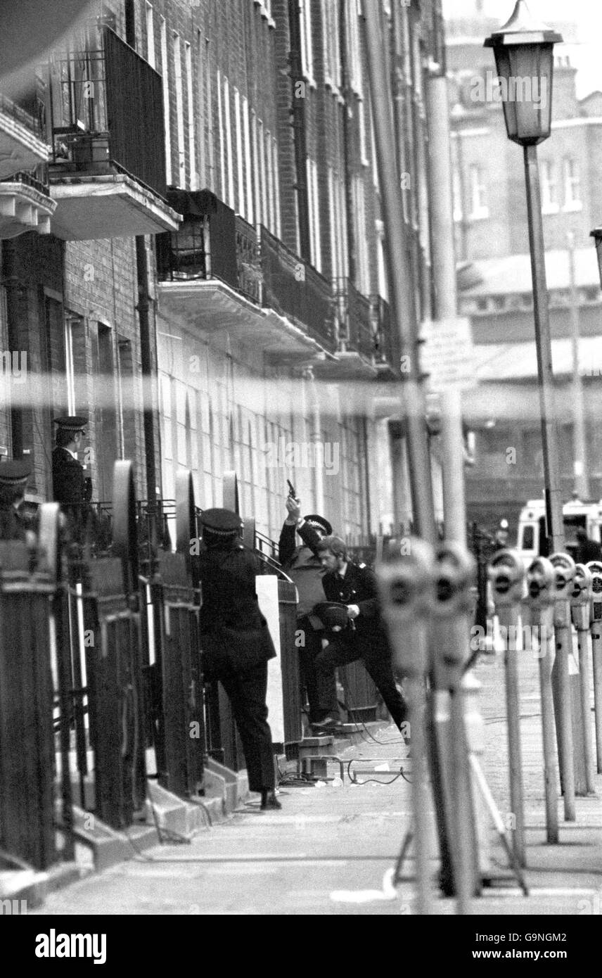 Les policiers tirent leurs armes à feu à l'extérieur de l'appartement 22b Balcombe Street, Marylebone, où un couple d'âge moyen est détenu comme otages d'un groupe d'hommes armés Banque D'Images