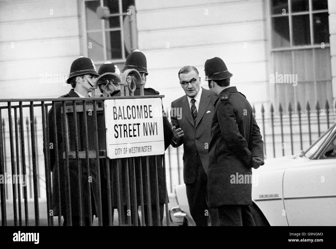 Le commissaire de police métropolitaine Sir Robert Mark (deuxième r) s'entretient avec les policiers au coin de la rue Balcombe, Marylebone, près de l'appartement où un groupe d'hommes armés tient un couple d'âge moyen en otage Banque D'Images