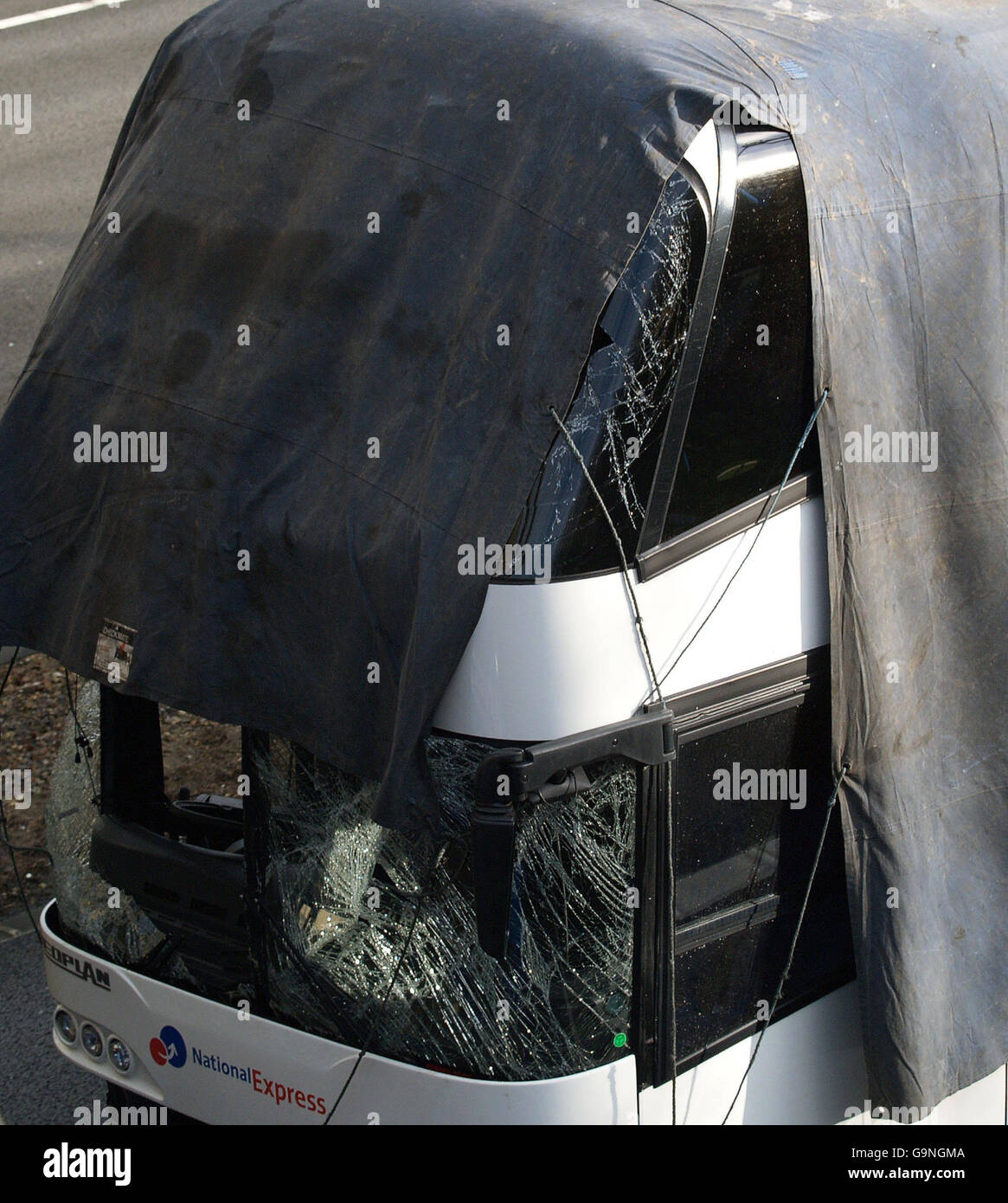 L'autocar National Express photographié sur la M40, qui a été impliqué dans un accident sur la voie de dérapage menant de la jonction 4B de la M4 est en direction de la jonction 15 de la M25 dans le sens horaire, ce qui a entraîné la mort de deux personnes. Banque D'Images