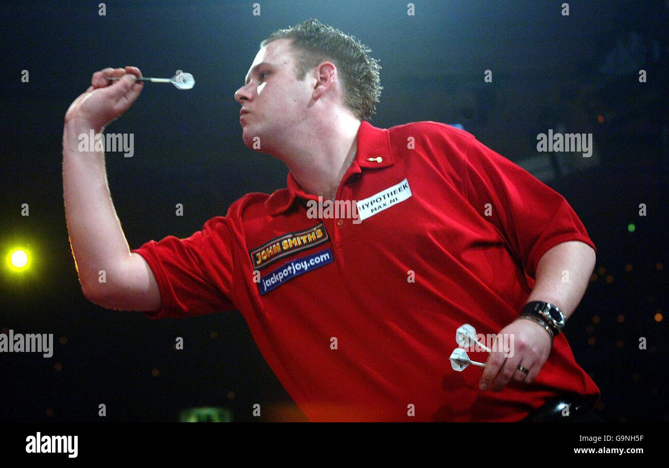 Niels de Ruiter en action aux pays-Bas pendant le championnat du monde des fléchettes professionnelles de Lakeside à Frimley Green, Londres. Banque D'Images