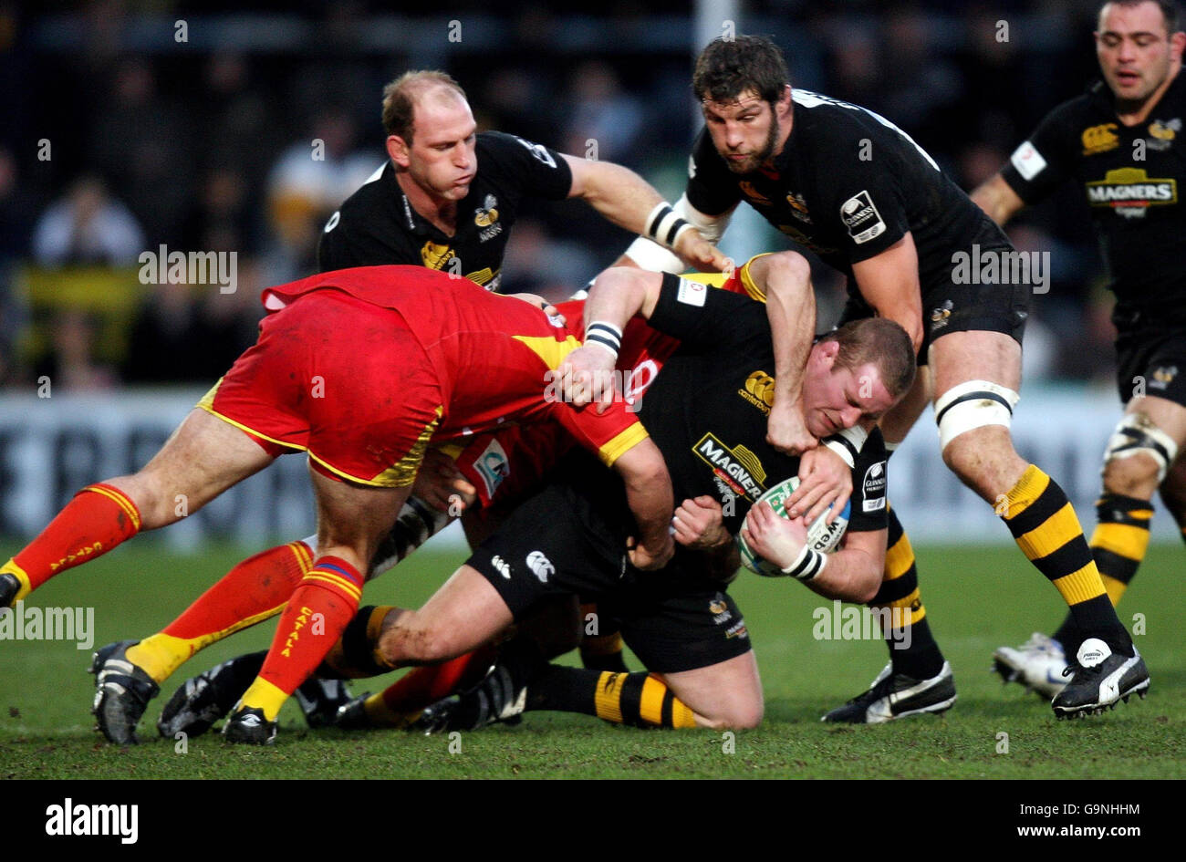 Rugby Union - Heineken Cup - Pool One - London Wasps v Perpignan - Causeway Stadium.Wasps Phil Vickery ne trouve aucun chemin à travers la défense de Perpignan pendant le match Heineken Cup Pool One au Causeway Stadium, Wycombe. Banque D'Images