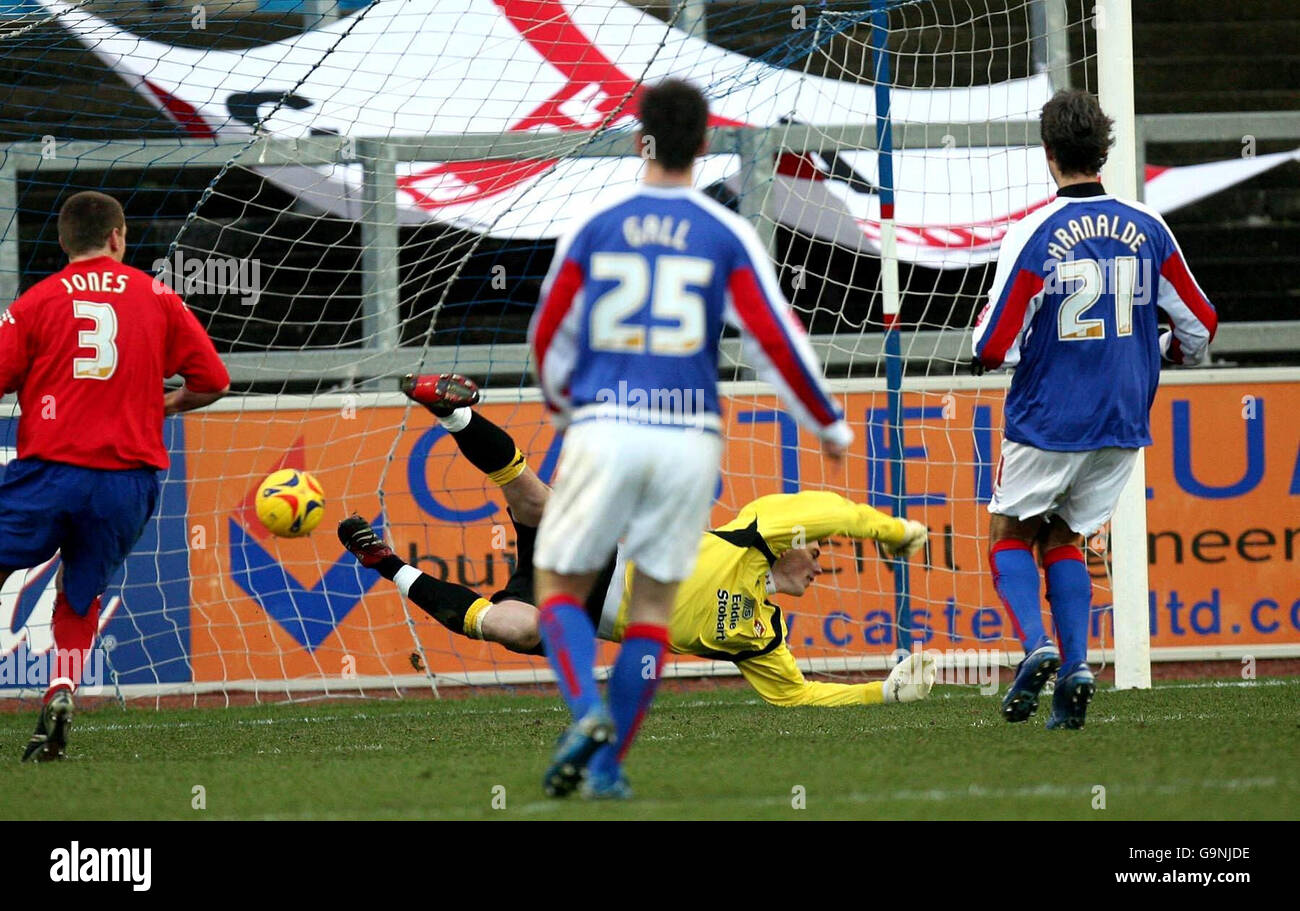 Julian Baudet de Crewe Alexandra (non représenté) a passé le gardien de but de Carlisle Kieren Westwood lors du match One de la Coca-Cola football League à Brunton Park, Carlisle. Banque D'Images