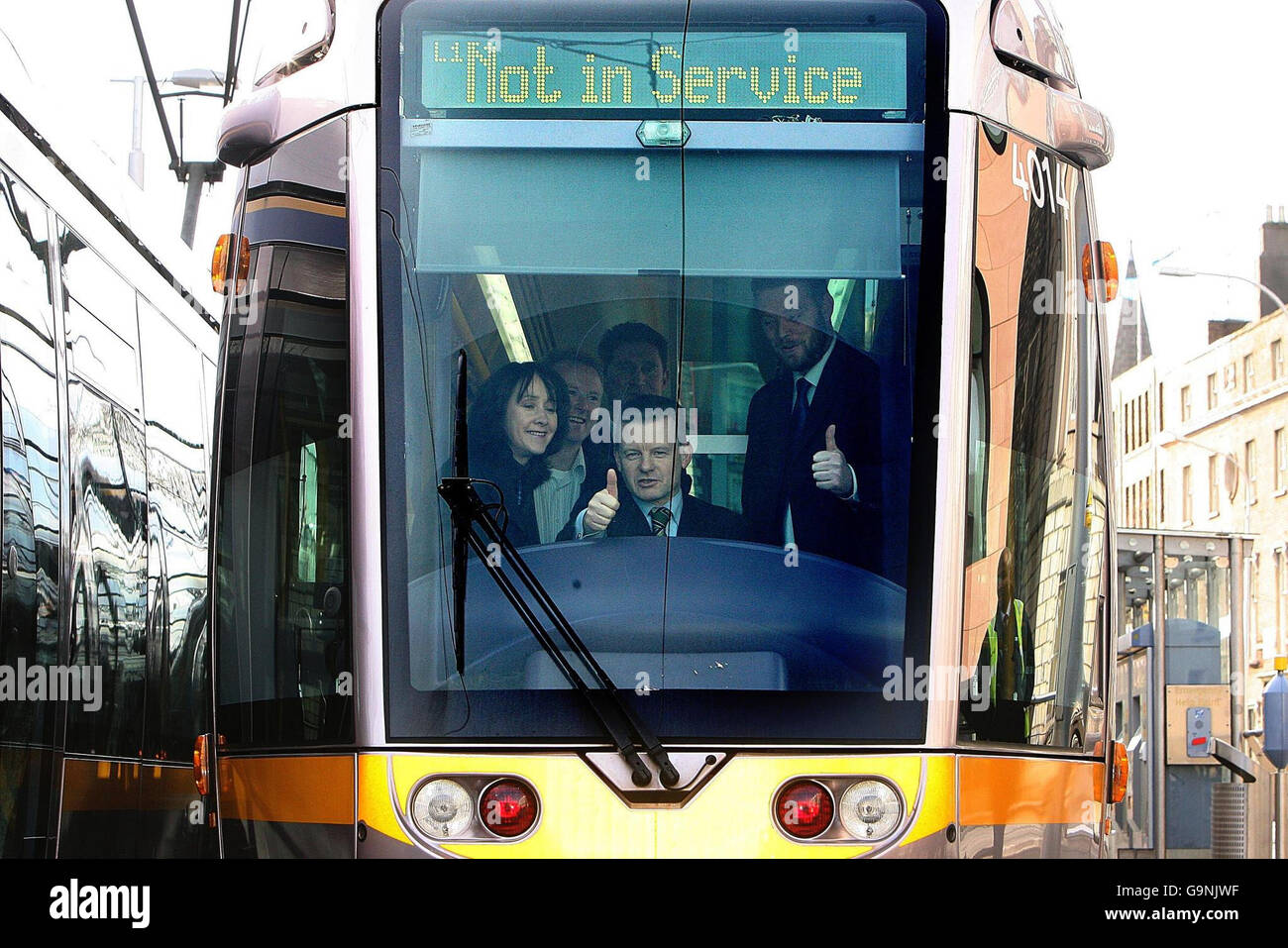 Green Party s'engage à de nouveaux projets de trains légers à Cork, Galway et Dublin. Le lancement de la politique de transport des partis verts dans le siège chaud de la LUAS à Dublin a été le chef du parti vert Trevor Sergent (au centre) avec Patrica McKenna MEP (à gauche) et Eamon Ryan TD porte-parole du Parti vert transport (à droite). La partie propose de nouvelles lignes LUAS supplémentaires à Cork, Galway et Dublin. Banque D'Images