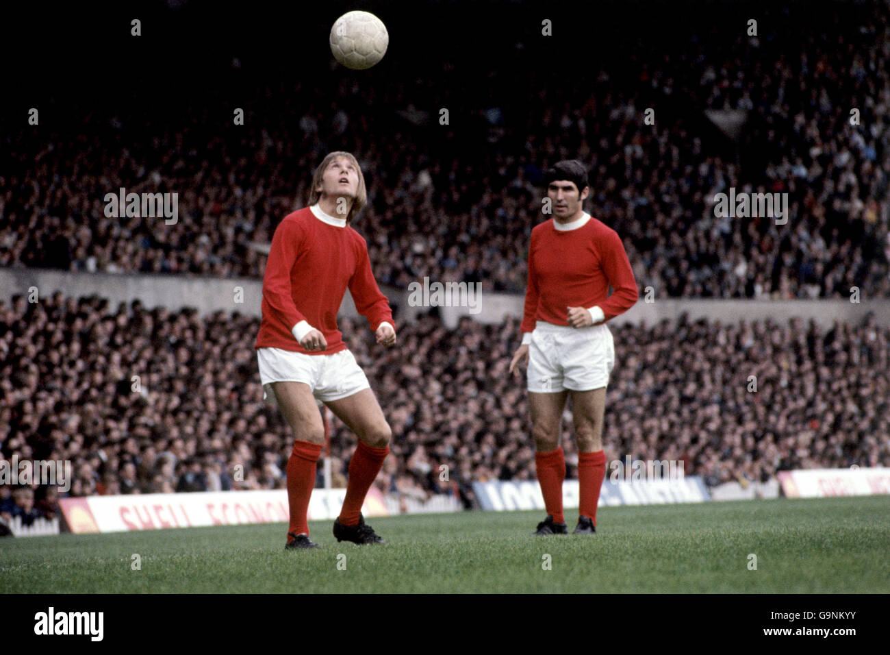 Football - football - Manchester United / Leeds United - Old Trafford -.John Fitzpatrick (l) et Tony Dunne (r) de Manchester United Banque D'Images