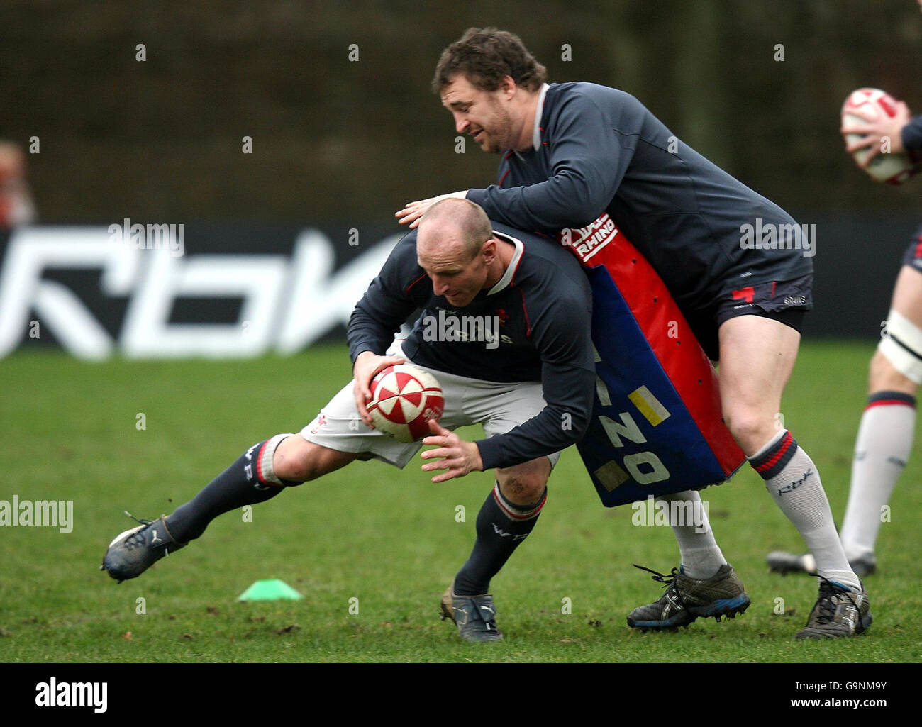 Rugby Union - formation au pays de Galles - Jardins de Sofia.Gareth Thomas s'écrase sur Chris Horsmanlors d'une session d'entraînement aux jardins de Sofia, à Cardiff. Banque D'Images