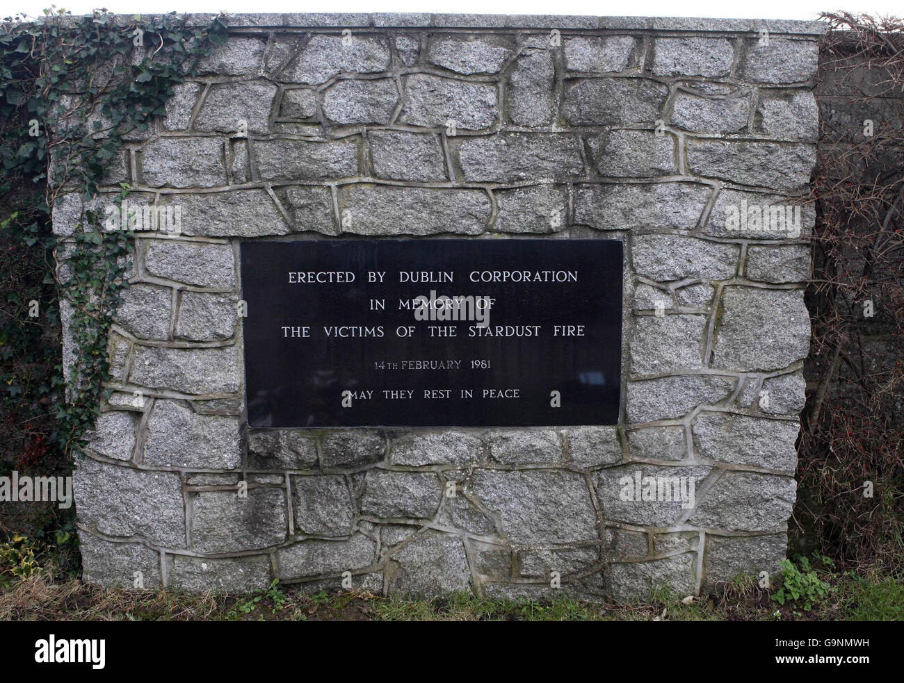 La tombe des victimes non identifiées d'un incendie de boîte de nuit de Dublin, au cimetière St Fintan de Sutton. Banque D'Images