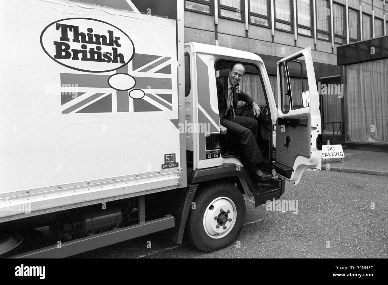 Norman Tebbit, secrétaire du commerce et de l'industrie, est prêt à quitter le Leyland Roadrunner après l'avoir garé après son essai routier de la ville de Londres lorsqu'elle a été lancée. Banque D'Images