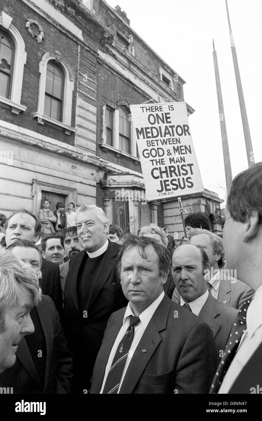 Le révérend Ian Paisley, et ses partisans armés d'une bannière, se tiennent le long de la route papale à Liverpool. Banque D'Images