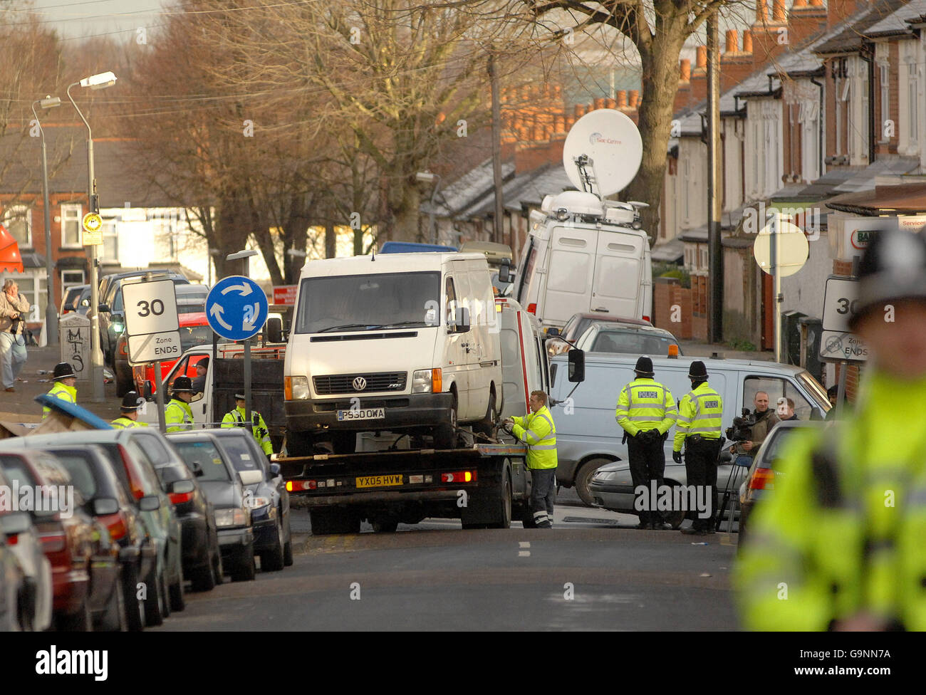 Une camionnette de télévision par satellite a été garée tout en couvrant les raids anti-terreur dans la zone d'Alum Rock à Birmingham. Date de la photo: Mercredi 31 janvier 2007. Banque D'Images