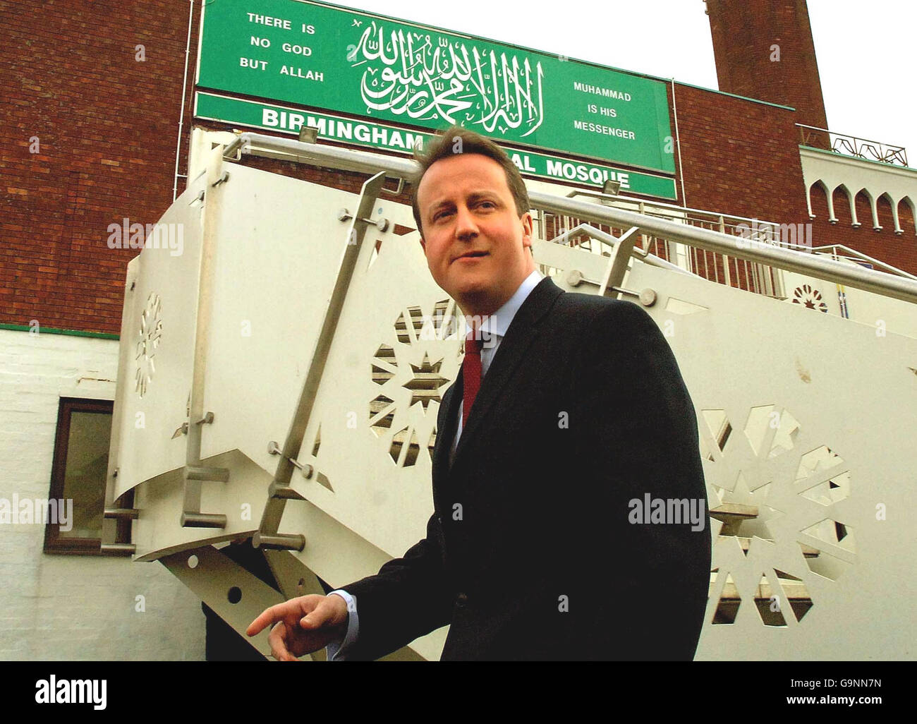 Le dirigeant conservateur David Cameron devant la mosquée centrale de Birmingham, où il s'est rendu aujourd'hui à la suite d'une série d'arrestations terroristes dans la ville. Banque D'Images