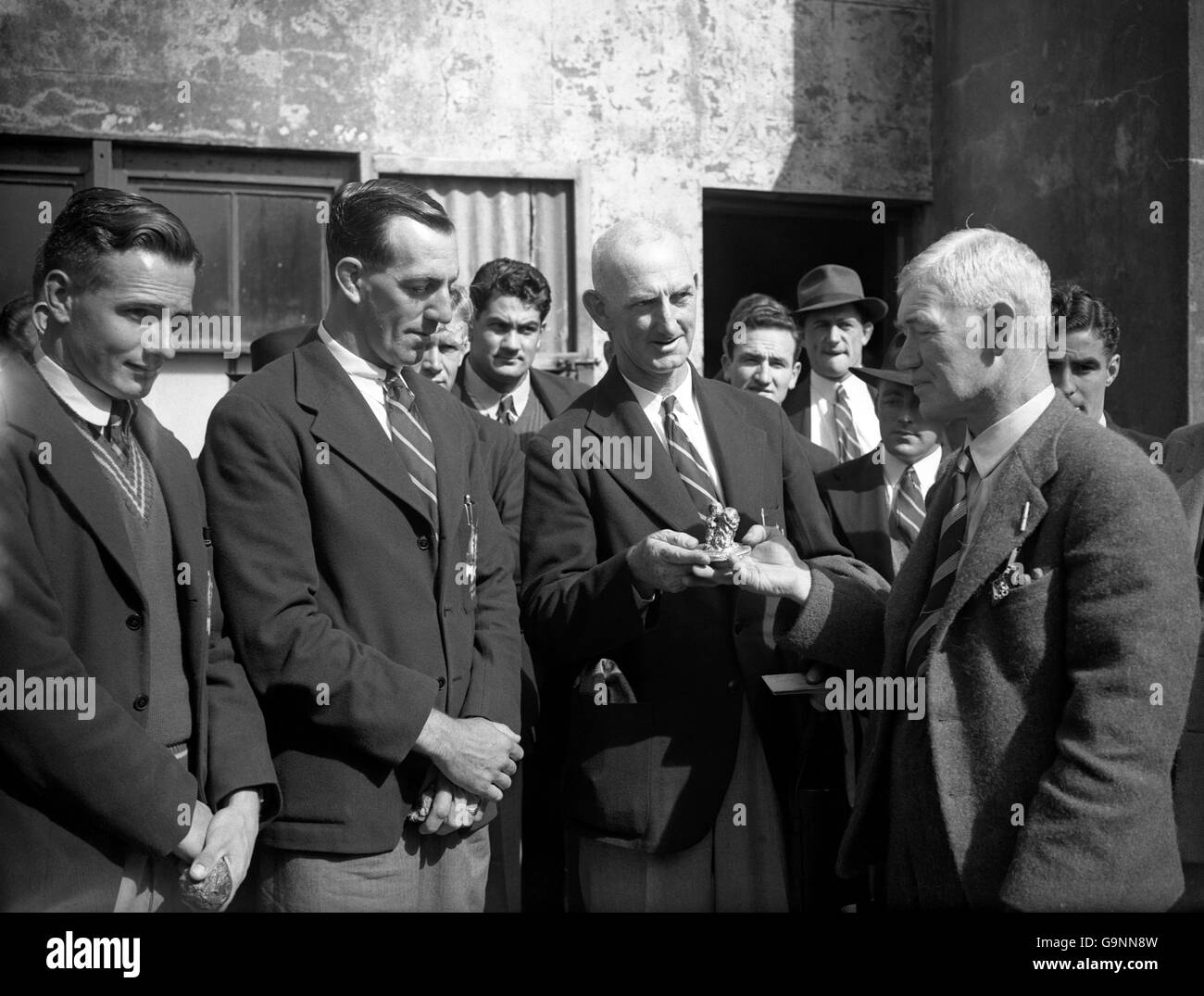 GA Whitworth (président du club de rugby Camborne) présente un bouclier aux membres de l'équipe australienne de rugby (l-r) Trevor Allan (vice-capitaine), Bill McLean (capitaine) et Arnold Tanccred (directeur) Banque D'Images