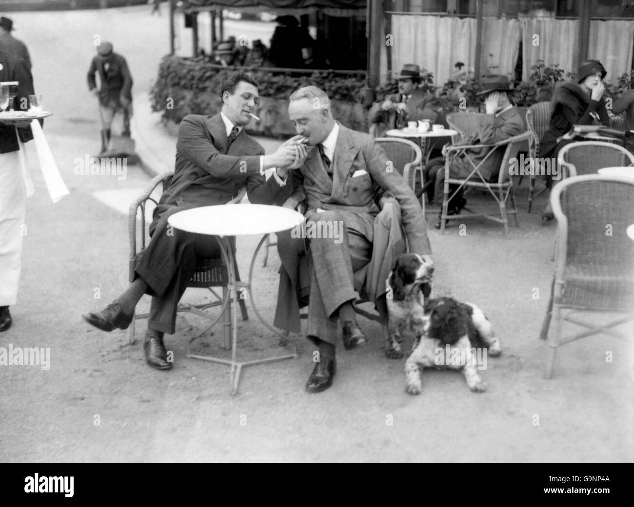 George Victor Robert John Innes-Ker, 9e duc de Roxburghe, reposant sur la Côte d'Azur, a sa cigarette allumée par son compagnon, l'acteur danois Carl Brisson. Banque D'Images