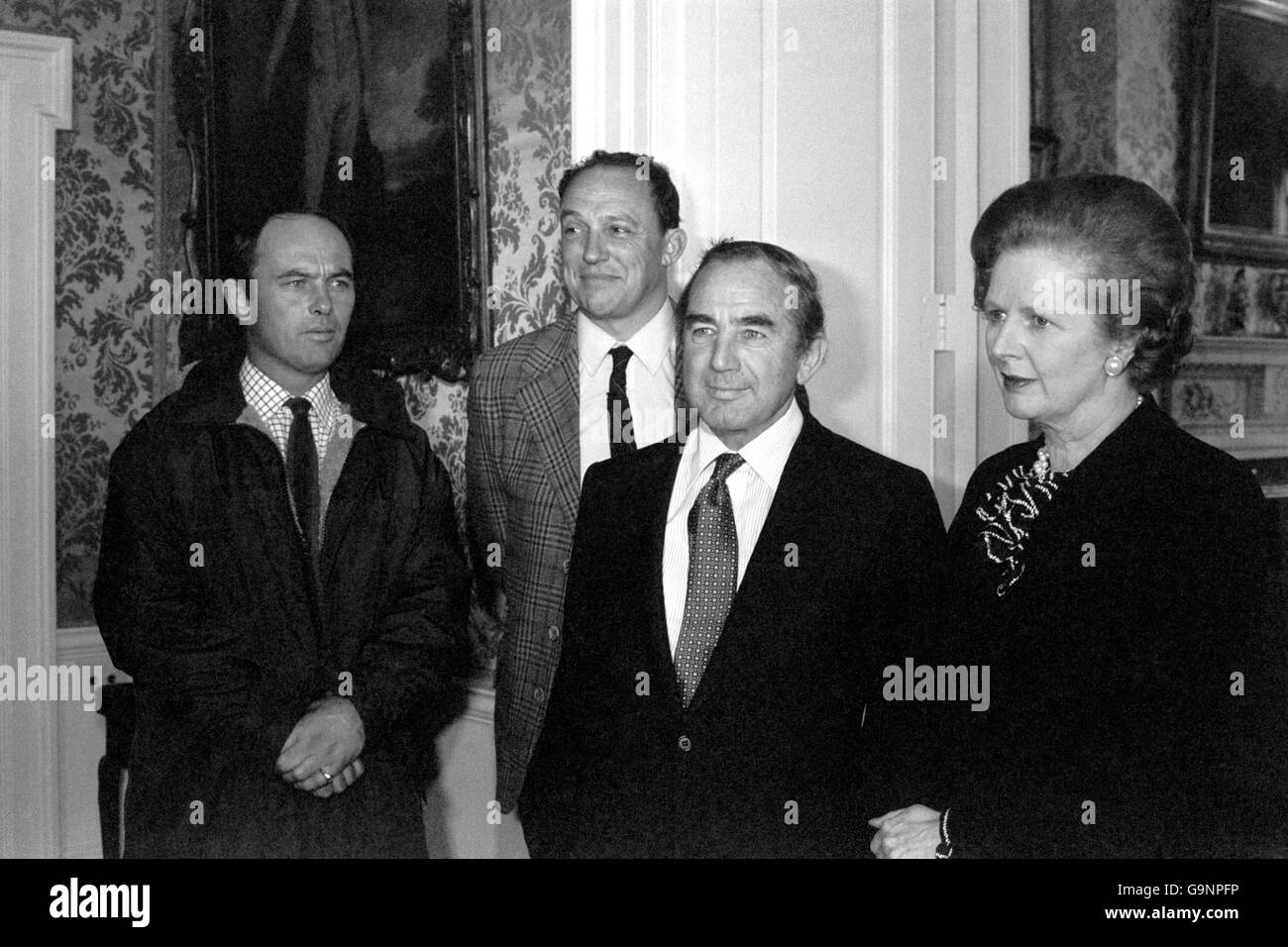 Margaret Thatcher avec le gouverneur évincé des îles Falkland, Rex Hunt (deuxième à droite) et les Royal Marine Majors Gareth Noot (à gauche) et Mike Norman au 10 Downing Street, après leur retour des îles Falklands via Montevideo (Uruguay).Ils ont rencontré le premier ministre pour lui expliquer de première main l'invasion des îles. Banque D'Images