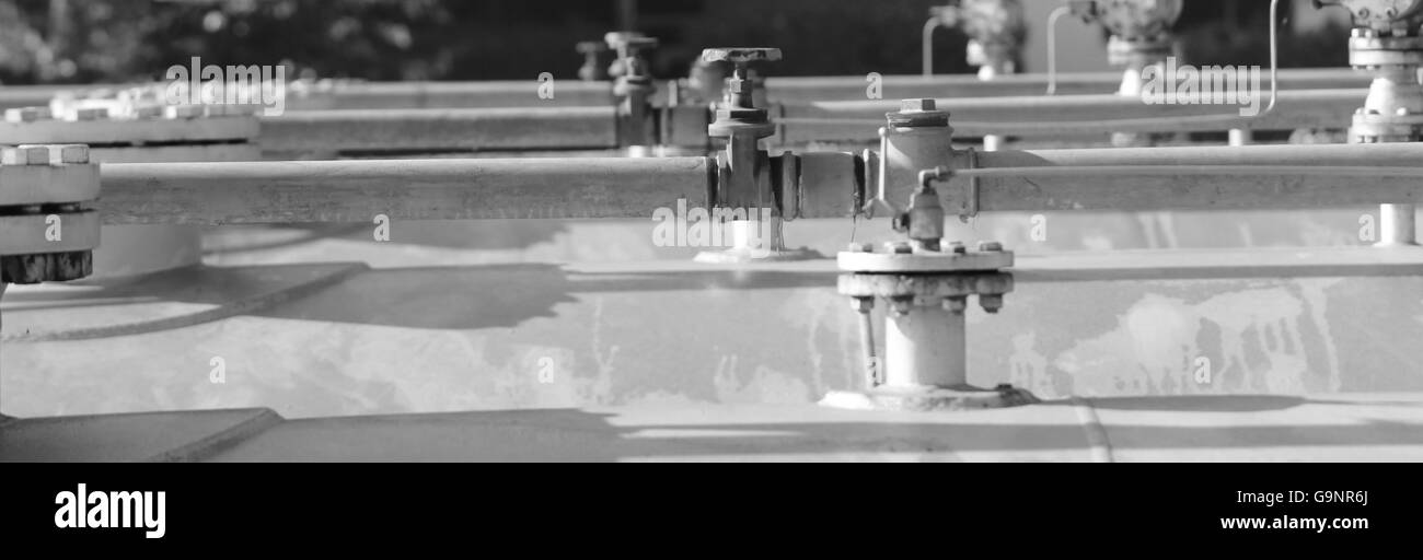 Soupape de sécurité au-dessus de la gigantesque réservoir sous pression pour le stockage du gaz dans l'usine de raffinerie Banque D'Images