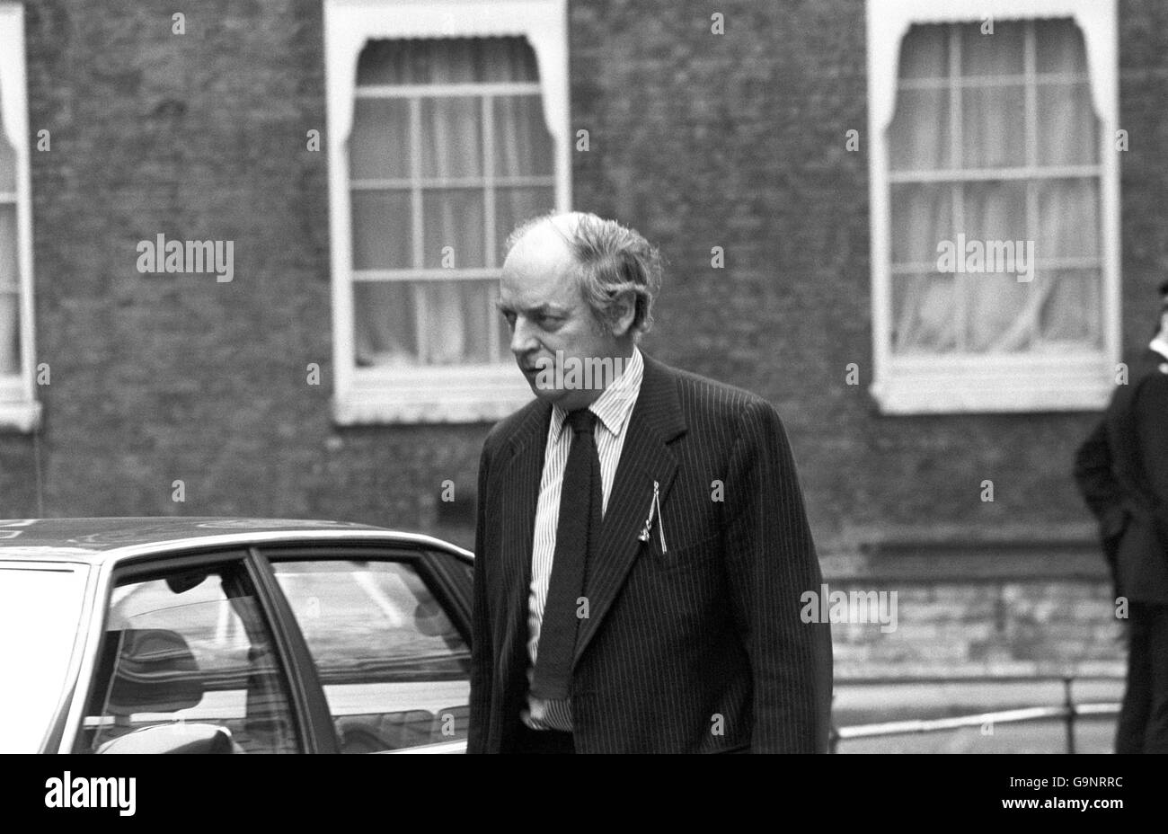 Le secrétaire au Commerce John Biffen, à Downing Street, à Londres, lorsqu'il a pris la relève de Francis Pym en tant que Lord président du Conseil et chef de la Chambre des communes. Pym a pris la relève en tant que ministre des Affaires étrangères après la démission de Lord Carrington au sujet de la crise des Malouines. Banque D'Images