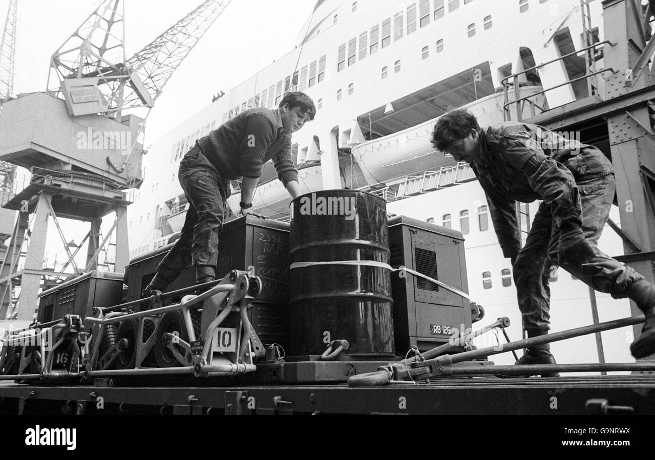 Les troupes chargent des cargaisons à bord du paquebot de luxe P&O de Canberra, à Southampton, demandé par le gouvernement. Le paquebot doit prendre la mer pour soutenir la force opérationnelle des îles Falkland. Banque D'Images