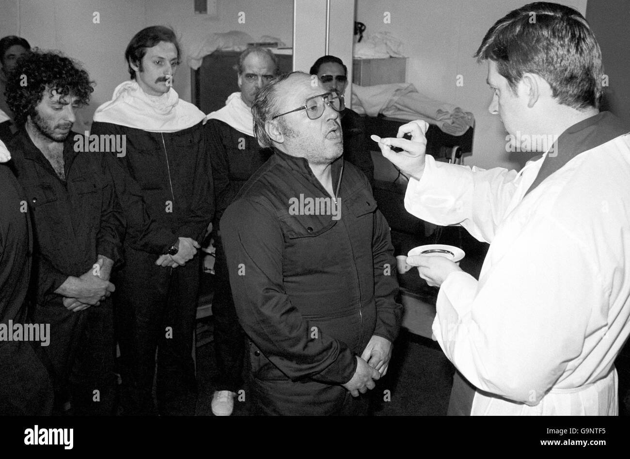 Les survivants du "bateau de pêche" argentin assistent à une messe conduite à bord du HMS Invincible pendant le conflit des Malouines. Il y a 25 prisonniers, dont deux dans la baie malade d'Invincibles. Banque D'Images