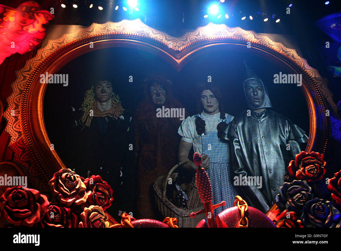 Les Arctic Monkeys acceptent leur premier prix via videolink aux BRIT Awards 2007, à Earls court, dans le centre de Londres. Banque D'Images Les Arctic Monkeys acceptent leur premier prix via videolink aux BRIT Awards 2007, à Earls court, dans le centre de Londres. Banque D'Images