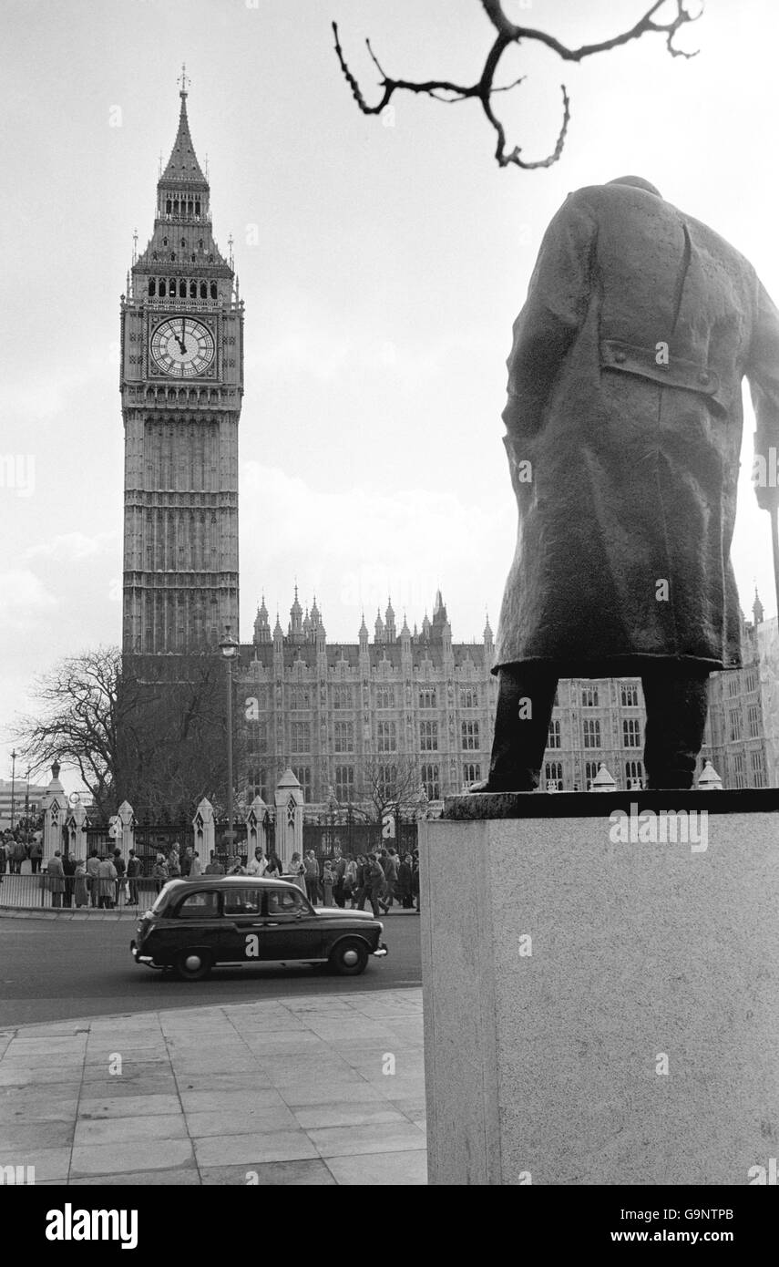 La statue de Sir Winston Churchill, sur la place du Parlement en face des chambres du Parlement, lorsque les députés étaient en session à la suite de l'invasion des îles Falkland par l'Argentine. Banque D'Images