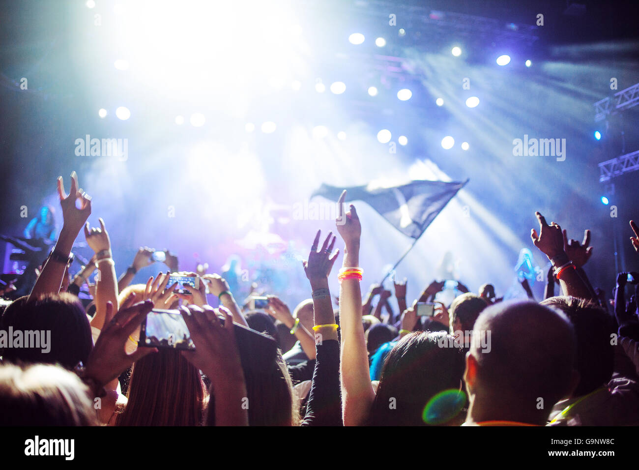 Un Fond Abstrait Les Fans Dans La Salle De Concert Les Mains En L Air Photo Stock Alamy