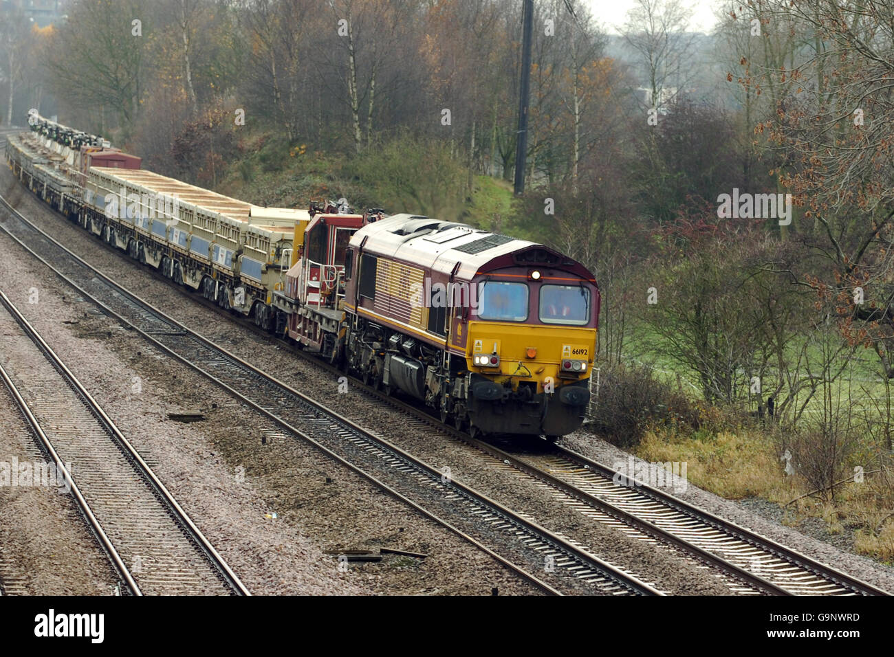 Stock de transport. Un train EWS de classe 66 se dirige vers le nord à Clay Cross Banque D'Images