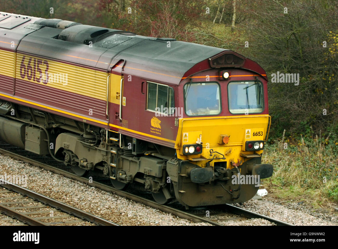 Stock de transport. Un train EWS de classe 66 se dirige vers le nord à Clay Cross Banque D'Images