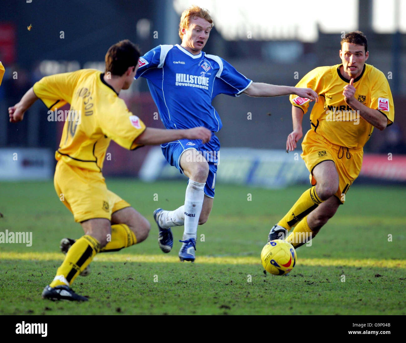 Chris Taylor d'Oldham (au centre) cherche à passer par John Thompson de Tranmere (à gauche) pendant le match de la Coca-Cola League One à Boundary Park, Oldham. Banque D'Images