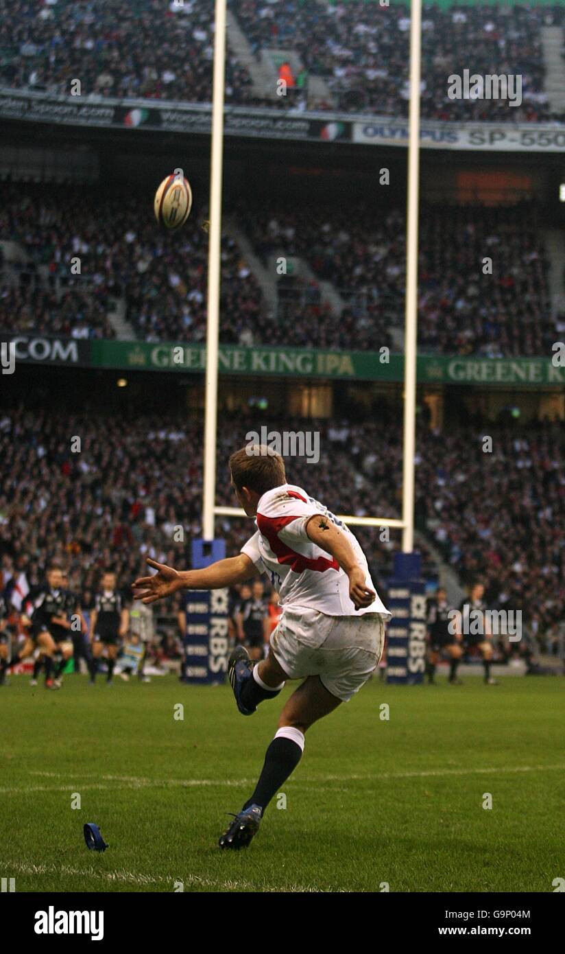 Rugby Union - RBS 6 Nations Championship 2007 - Angleterre / Ecosse - Twickenham. Jonny Wilkinson, d'Englands, prend la place des posts. Banque D'Images