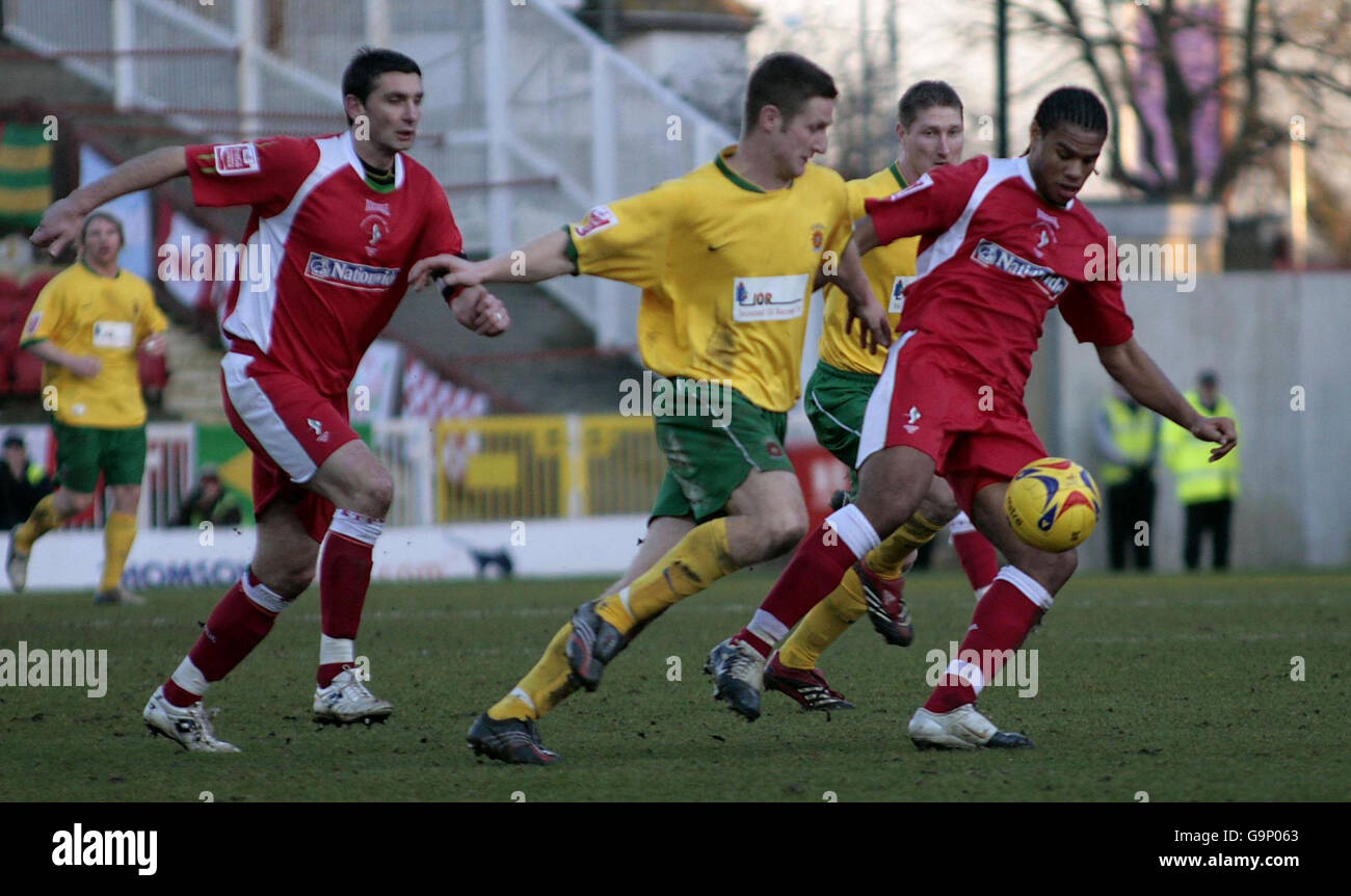 Swindons Jerel Ifil (à droite) et Lee Bullock (au centre) de Hartlepool pendant le match de la Coca-Cola League Two au terrain du comté, Swindon. Banque D'Images