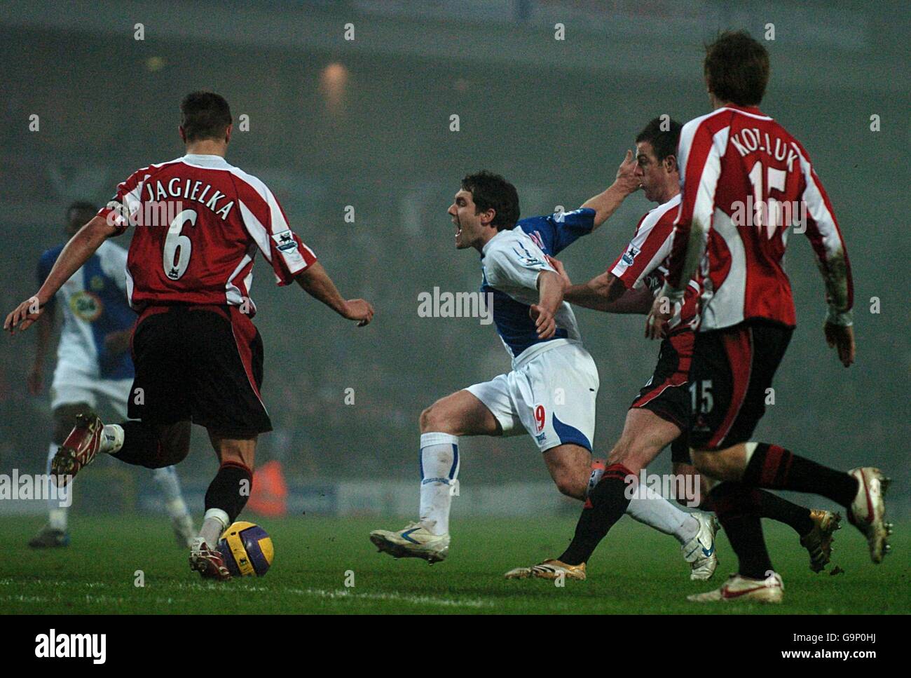 Michael Tonge, de Sheffield United, s'est fouillé l'équipe de Blackburn Rovers David Dunn Mate Morten Gamst Pedersen (non représenté) marque le but gagnant du coup de pied libre Banque D'Images