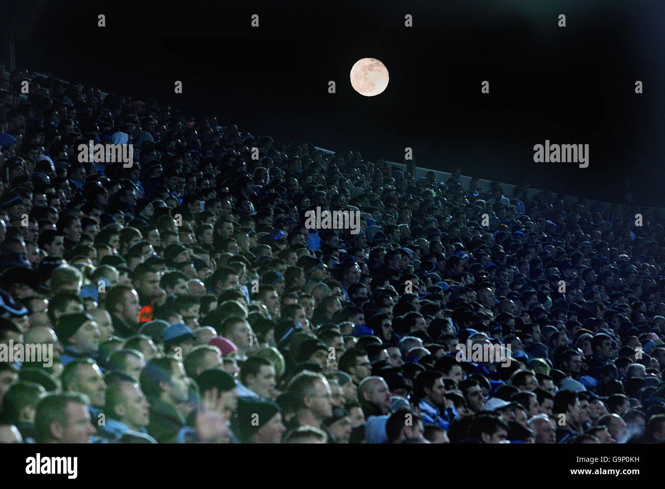 Scène de la foule lors du premier tour de la Ligue nationale de football entre Dublin et Tyrone dans le premier match de football gaélique tenu sous les projecteurs à Croke Park. Dublin et Tyrone ont eu l'honneur d'être les premières équipes de football gaélique à se lancer sous l'éblouissement des nouvelles lumières lors du premier tour de la Ligue nationale de football. Les projecteurs sont les premiers d'une gamme de nouveaux mouvements dans le stade ultramoderne cette année. Voir PA Story SPORT Croke Ireland. Banque D'Images