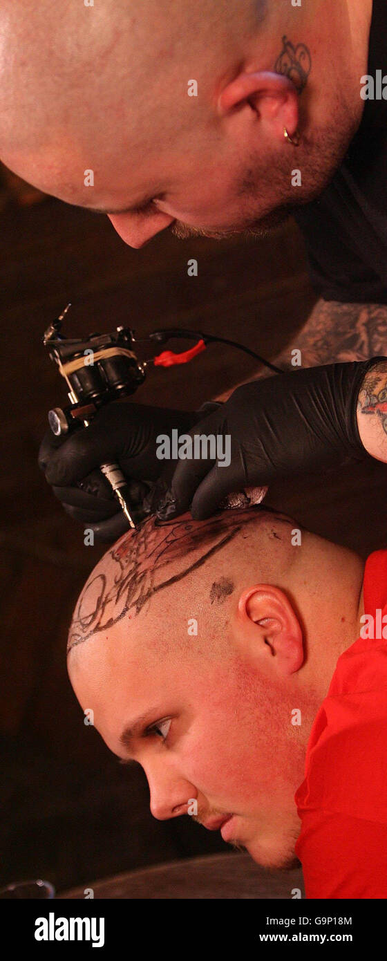 Dayne Gilby, 19 ans, de Coventry, a un tatouage permanent d'un petit déjeuner anglais complet tatoué sur sa tête par l'artiste tatouage Blane Dickinson à Conway, dans le nord du pays de Galles. Banque D'Images