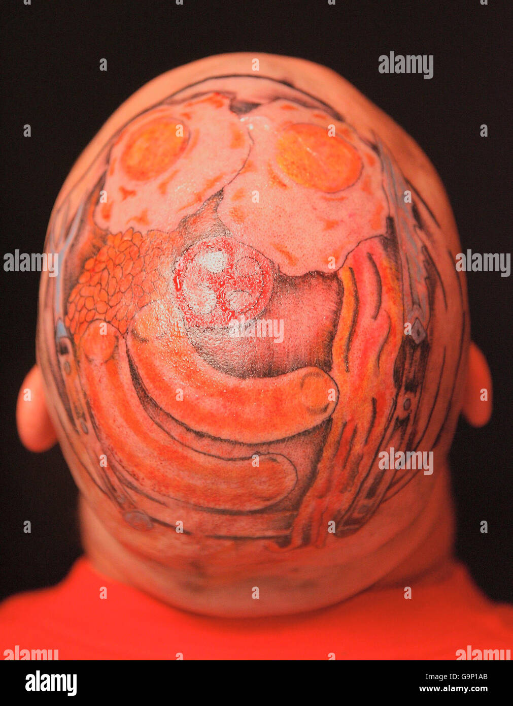 Dayne Gilby, 19 ans, de Coventry, a un tatouage permanent d'un petit déjeuner anglais complet tatoué sur sa tête par l'artiste tatouage Blane Dickinson à Conway, dans le nord du pays de Galles. Banque D'Images