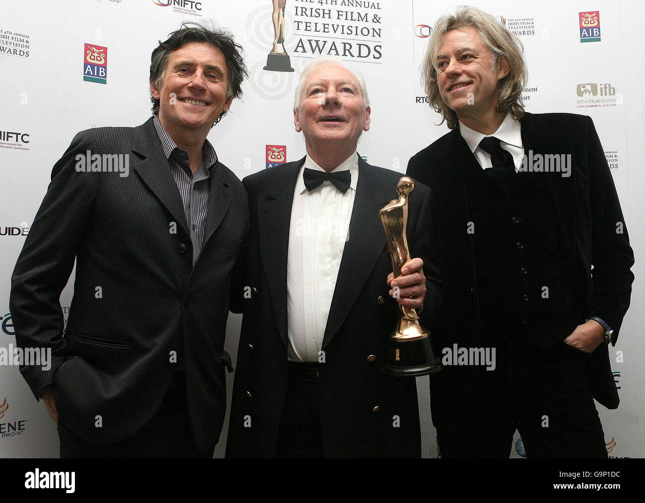 Gabrial Byrne et Bob Geldof présentent ce soir le prix gay Byrne (au centre) pour sa réussite à vie aux Irish film and Television Awards du RDS à Dublin. Banque D'Images
