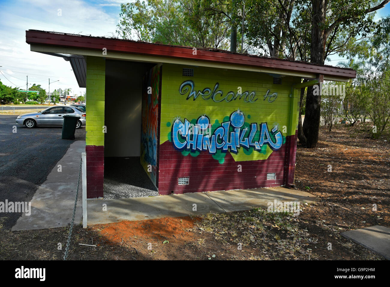 Bienvenue à chinchilla signe sur le côté d'un bloc de toilettes publiques à chinchilla dans le Queensland, Australie Banque D'Images