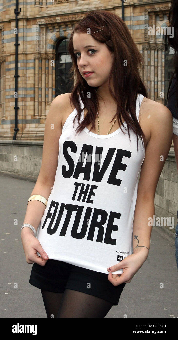 Peaches Geldof (à gauche) à l'extérieur du Musée d'Histoire naturelle de l'ouest de Londres, portant un T-shirt avec un slogan soucieux de l'environnement créé par la designer Katharine Hamnet. Banque D'Images