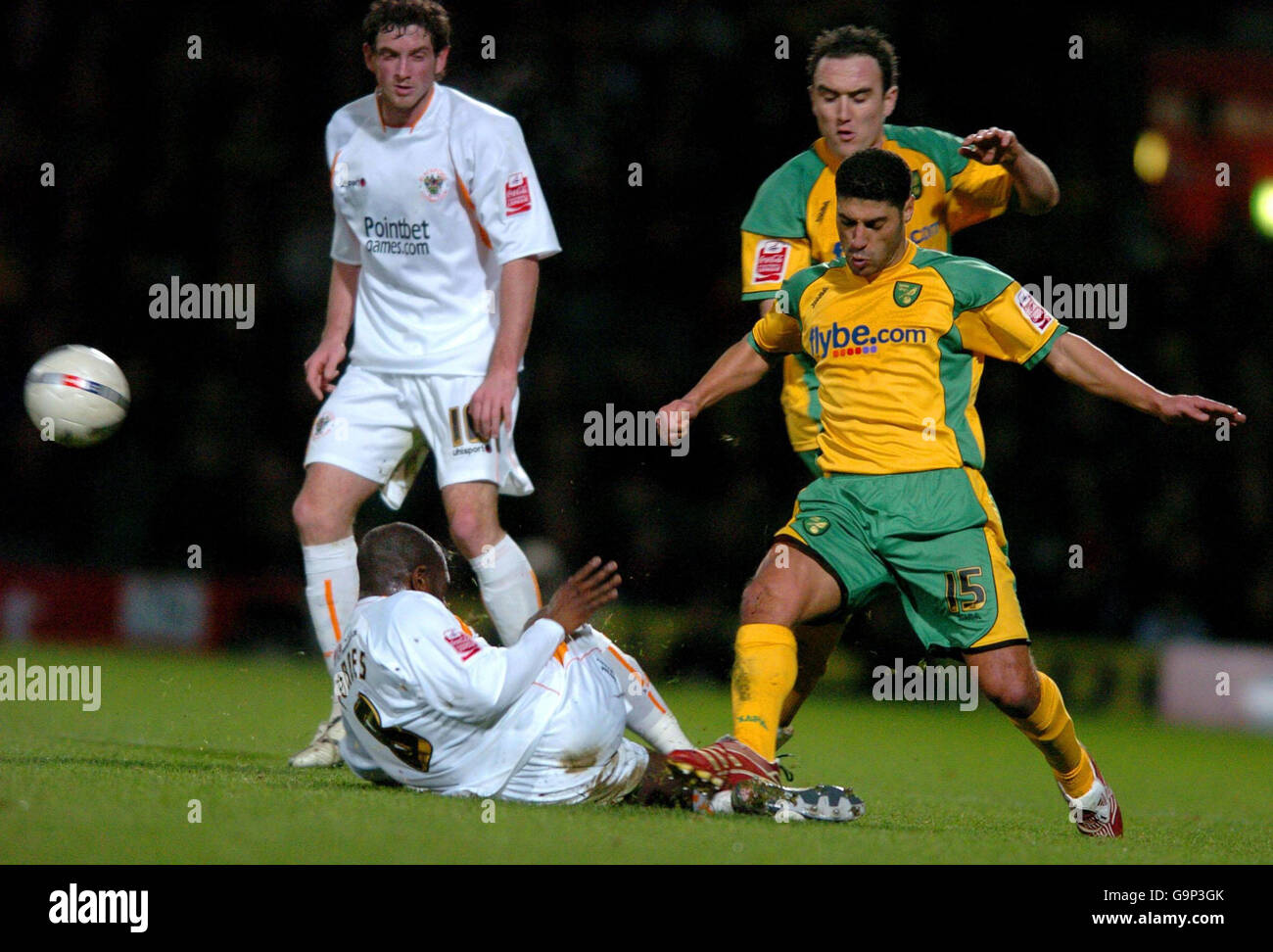 Football - coupe FA - quatrième tour replay - Norwich City / Blackpool - Carrow Road.Les défenses de Youssef Safri de Norwich City avec Adrian Forbes (étage) de Blackpool lors de la quatrième répétition de la coupe FA à Carrow Road, Norwich. Banque D'Images