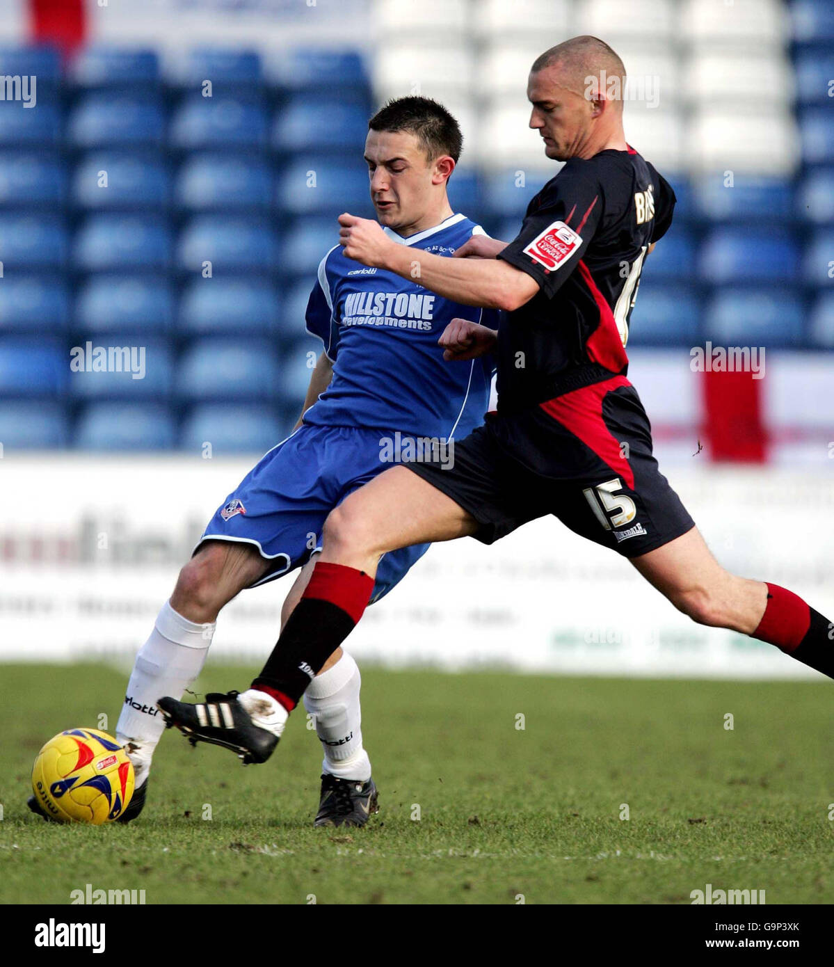 Neal Eardley d'Oldham défie Tom Brighton de Millwall lors du match Coca-Cola League One au Boundary Park, Oldham. Banque D'Images